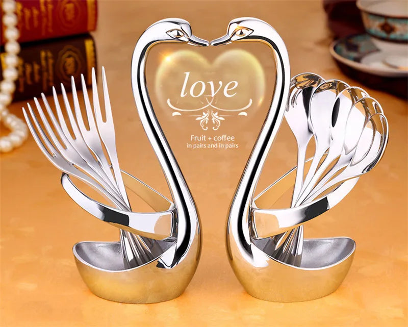 Portable fork and spoon cutlery set