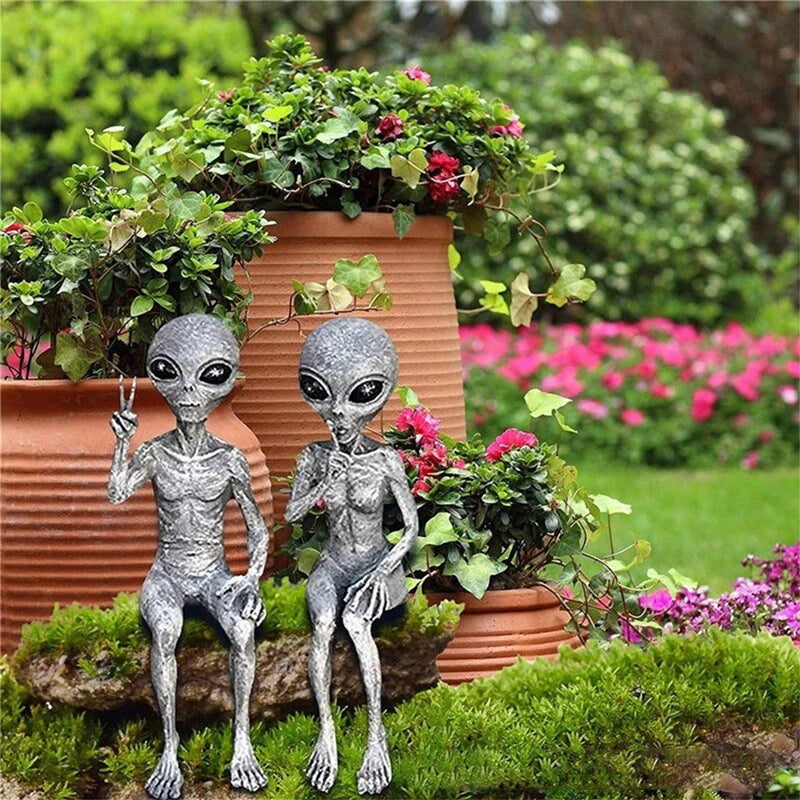 Funny Resin Alien Statue Outdoor Garden Decoration UFO